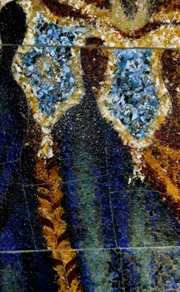 Screenshot_20241112_002824_Telegram.jpg (822.43 КБ) 12046 просмотров Фотография Подземника из истории из Телеграма. Как вы можете видеть, на фотографии мы видим очень подробно фрагмент витража порталов на станции Театральная