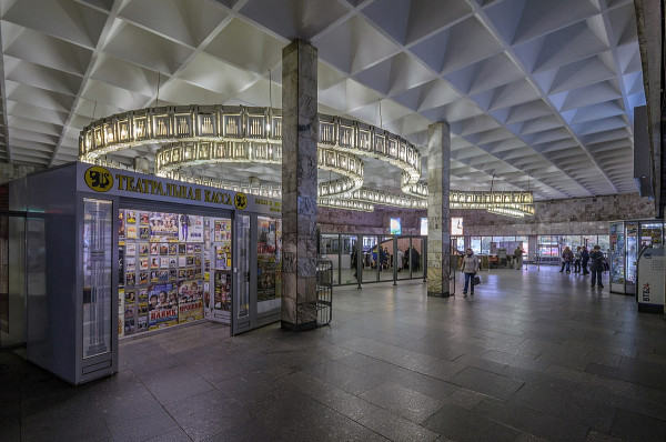 Metro_SPB_Line2_Udelnaya_Vestibule.jpg