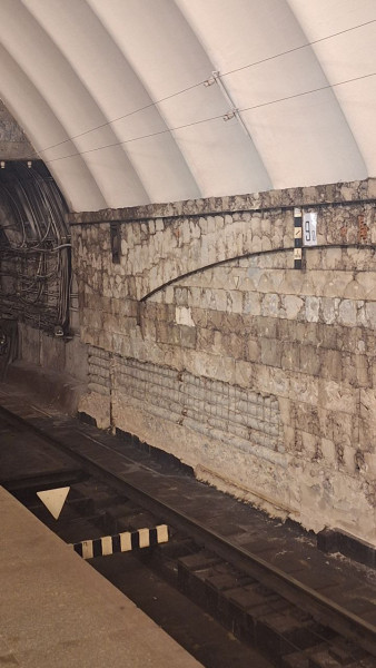 photo_2025-09-17_19-24-59.jpg (165.08 КБ) 13979 просмотров тут видимо решили ещё заняться демонтажом бетона в форме данного рисунка, видимо, для доступа к кабель-каналам.