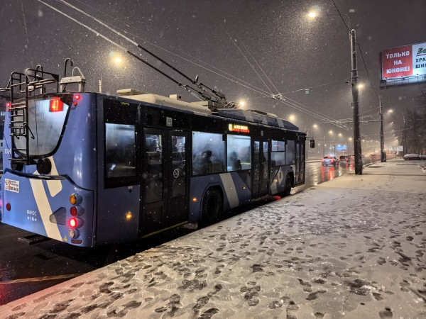 Загруженный троллейбус утром у Юго-Западной