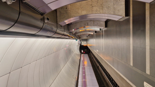 20251210_215124.jpg (2.67 МБ) 2654 просмотра Вид бокового зала (бокового станционного тоннеля 1 пути. Видно, как освещение поменялось, с заменой ламп в проёмах. На них, как будто сделался акцент