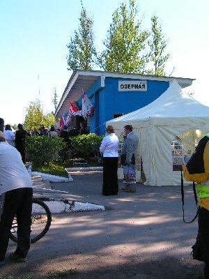 В этой палатке были накрыты столы для больших шишек.