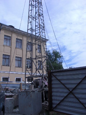 Бурят скважину СУ606.