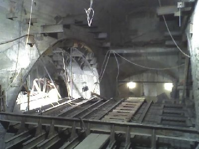 Короб над путями изнутри.Впереди внизу-загородка на Пушкинской.