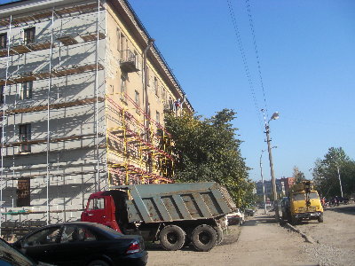Дом напротив станции решили покрасить. Значит, точно снесут.