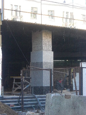 Гранитом облицовывают. Это вход в метро.