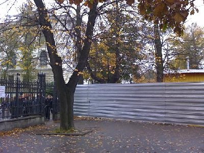 А здесь, вдоль Политехнического забора, можно было бы в идеале оставить проход, и никому бы он не помешал, и стройка бы не проглядывалась со стороны Политеха, и... Хотя закроют, наверное, по-уродски прямо поверх Политехнического забора.