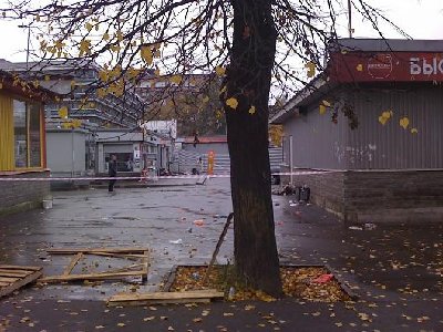 Ещё совсем недавно пользовал эти ларьки... А теперь здесь непривычно пусто и мрачно, и ходят только oxpaha и рабочие...