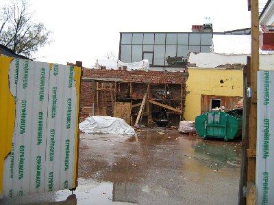 пристройку банка разбирают