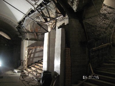 Лестничные маршы между пилонами.