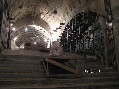 Заделывают ненужное пространство бокового тоннеля.