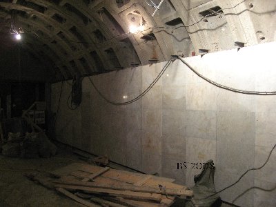 Отделанная стена в коридоре.