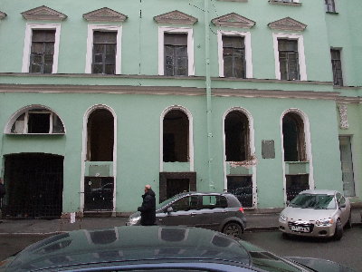 Некоторые при переезде забирали с собой даже окна :)