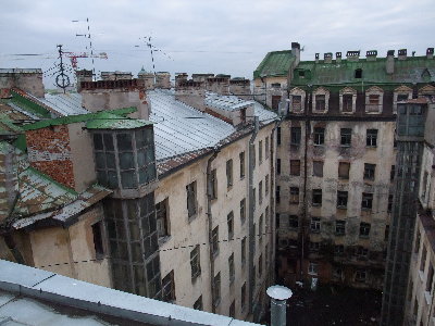 Вид на дворовый фасад той части здания, что относится к Кирпичному переулку