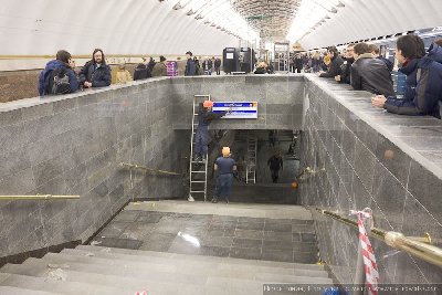 И справа - поезда на Достоевскую, и внизу тоже на Достоевскую. Только пассажиров путать...